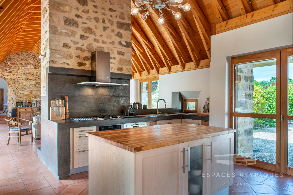 Renovated property with pool, outbuildings and parks