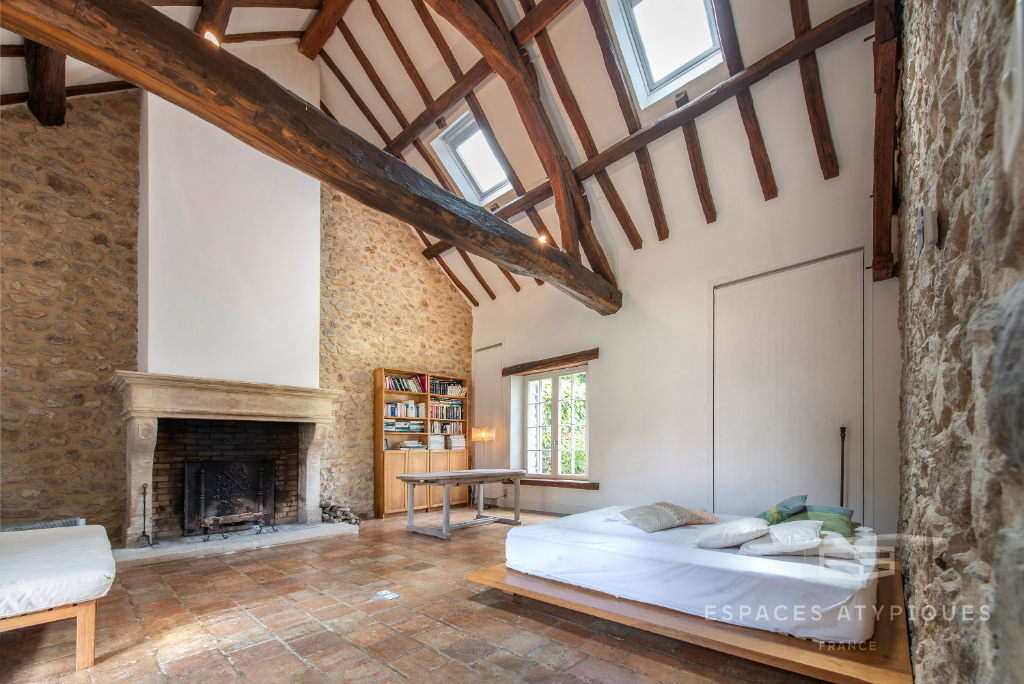 Renovated property with pool, outbuildings and parks
