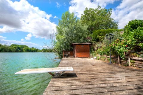 Maison au bord d’un lac avec vue