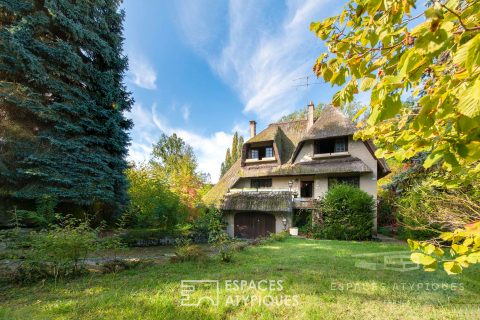 Charming thatched cottage with park and bank