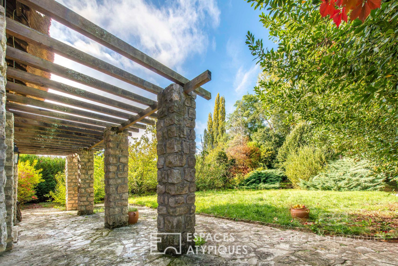 Charming thatched cottage with park and bank