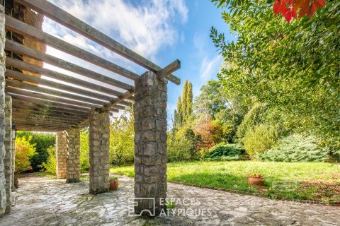 Charming thatched cottage with park and bank