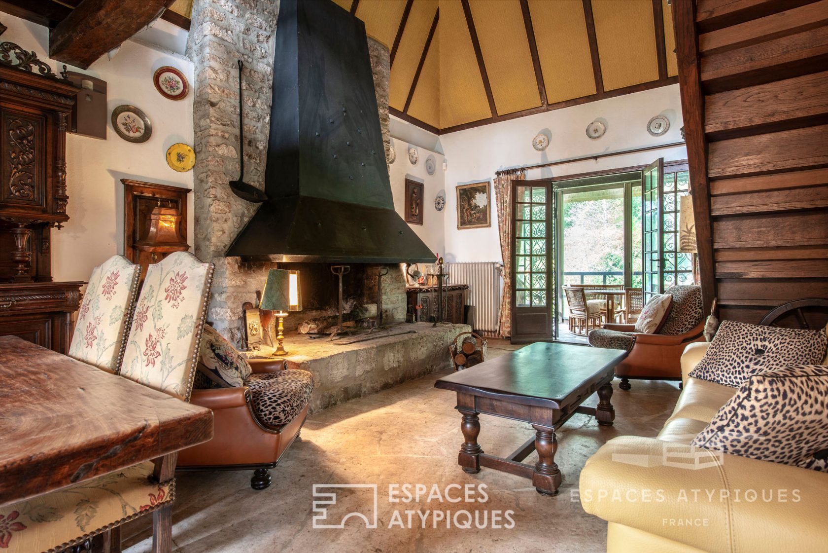Charming thatched cottage with park and bank