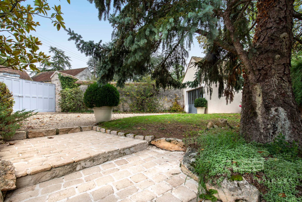 Charmante maison en pierres avec piscine et dépendance