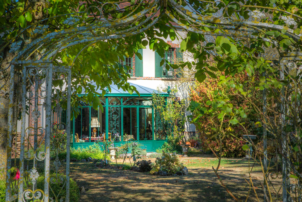 Maison bourgeoise de charme et son jardin paysager