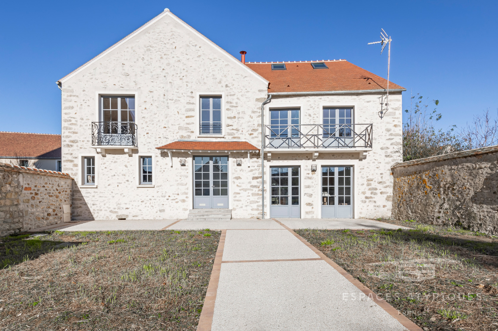 Maison de village aux beaux volumes avec jardin