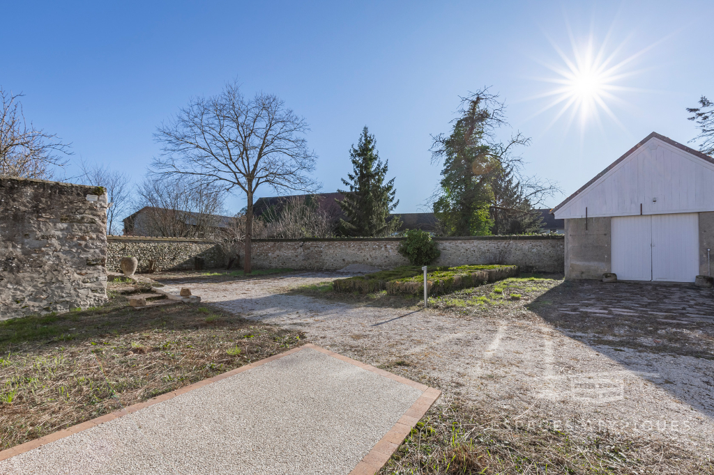 Maison de village aux beaux volumes avec jardin