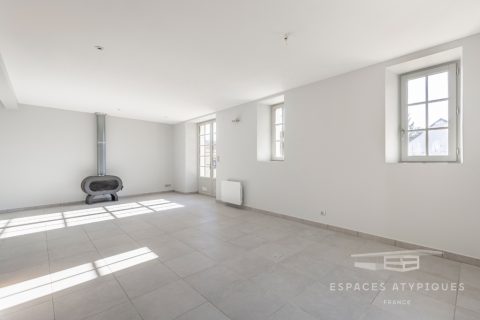 Maison de village aux beaux volumes avec jardin