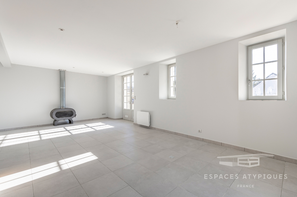 Maison de village aux beaux volumes avec jardin