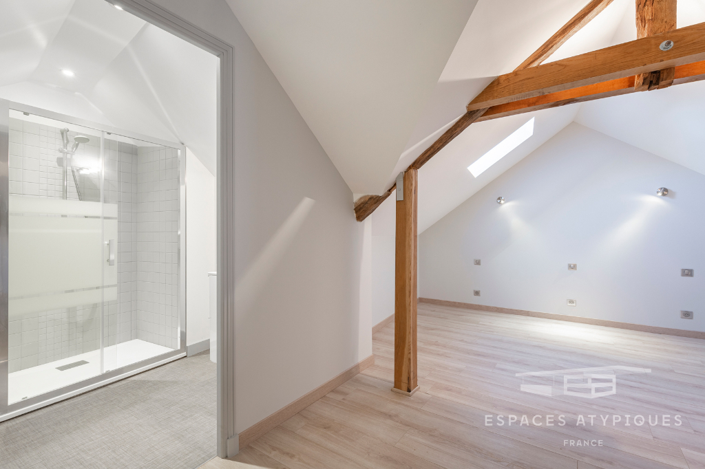 Maison de village aux beaux volumes avec jardin