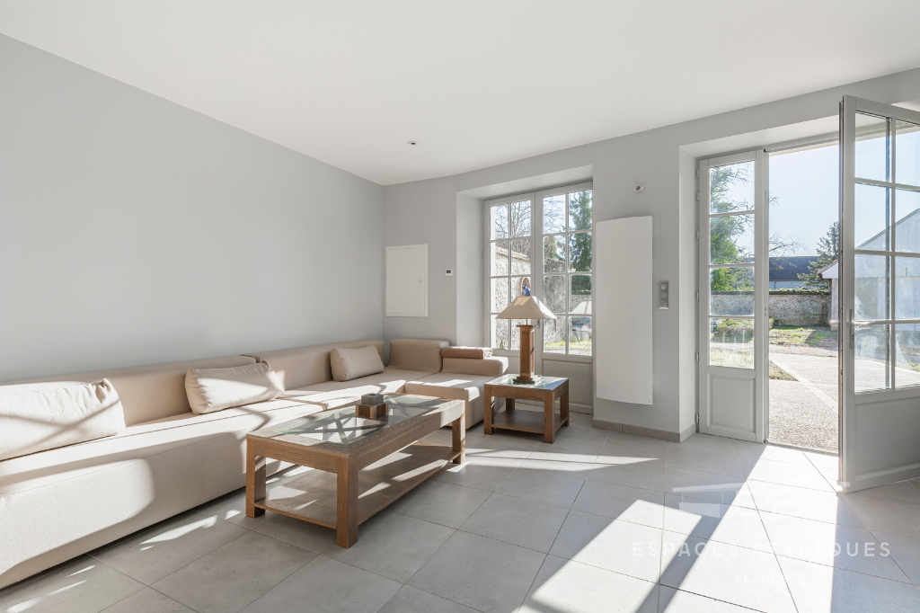 Maison de village aux beaux volumes avec jardin