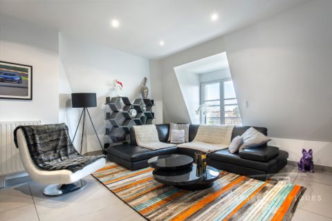 Contemporary two-room apartment on the top floor with elevator