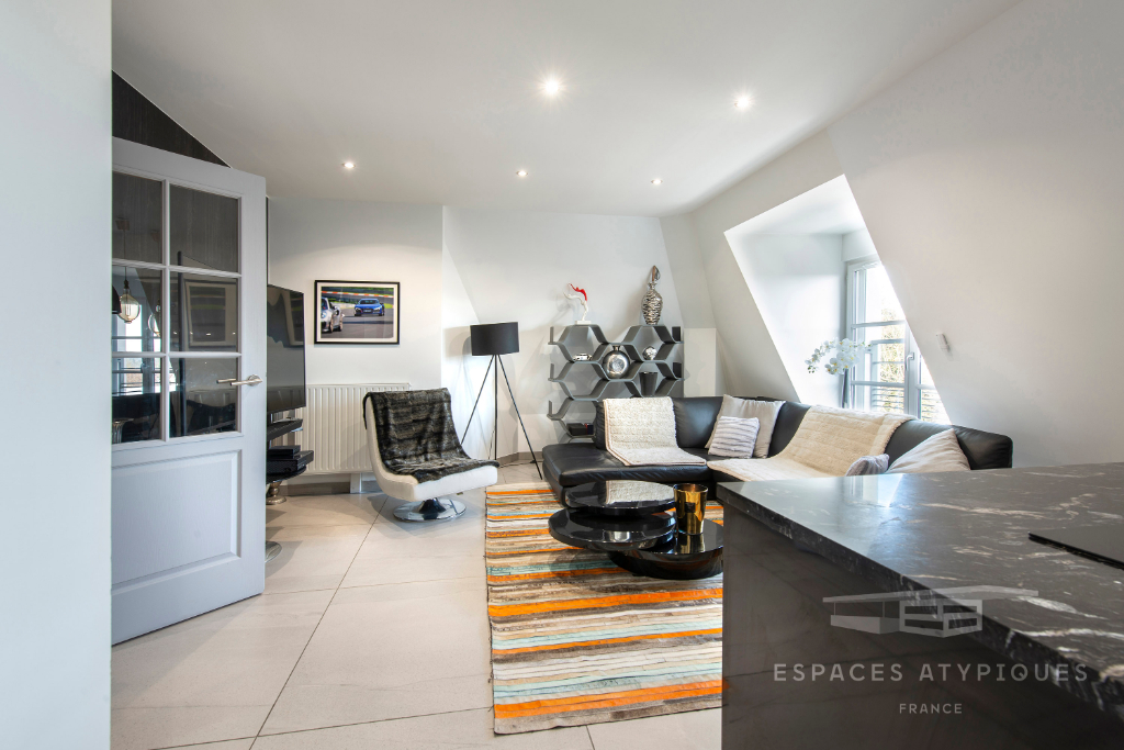 Contemporary two-room apartment on the top floor with elevator
