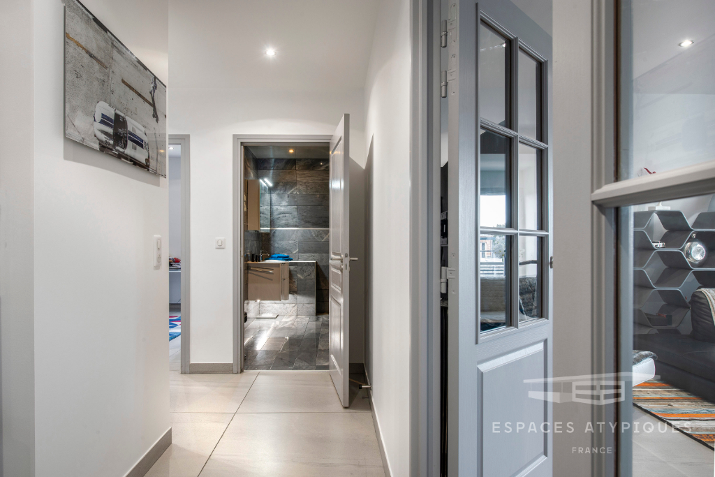Contemporary two-room apartment on the top floor with elevator