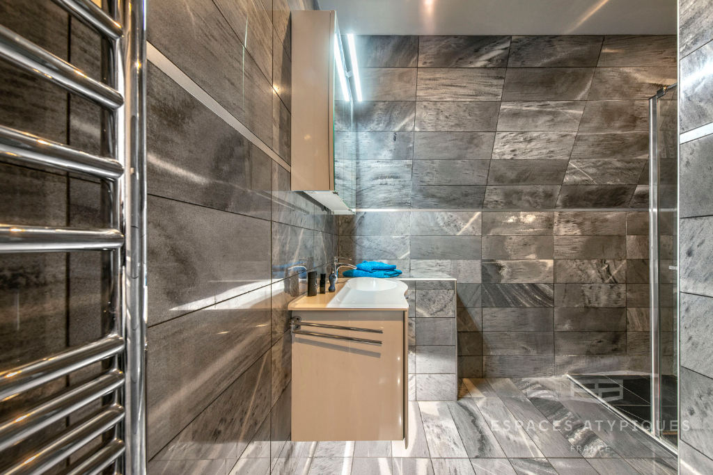 Contemporary two-room apartment on the top floor with elevator