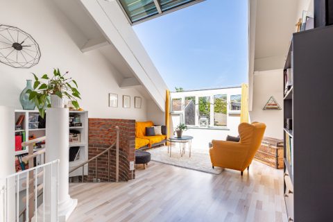 Apartment with its sliding glass roof and its sky view