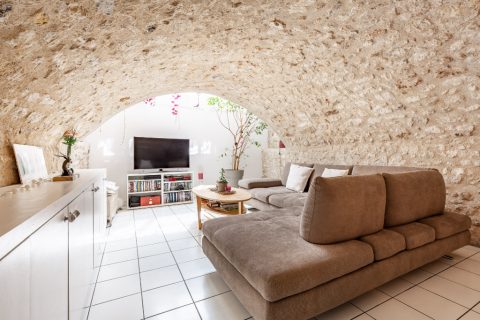 Apartment with its sliding glass roof and its sky view