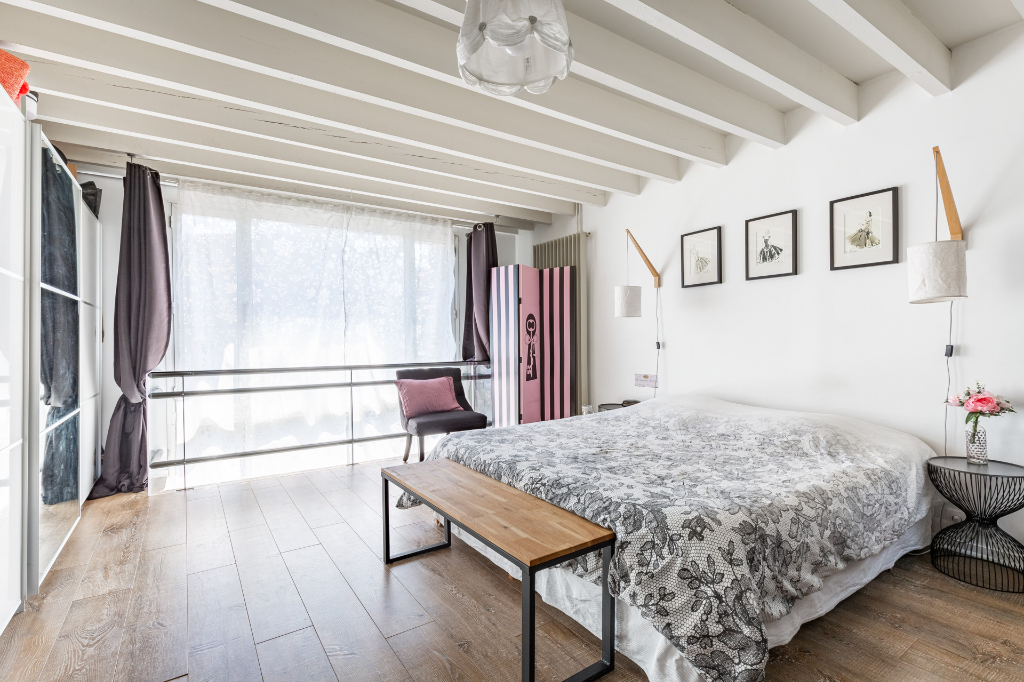 Apartment with its sliding glass roof and its sky view