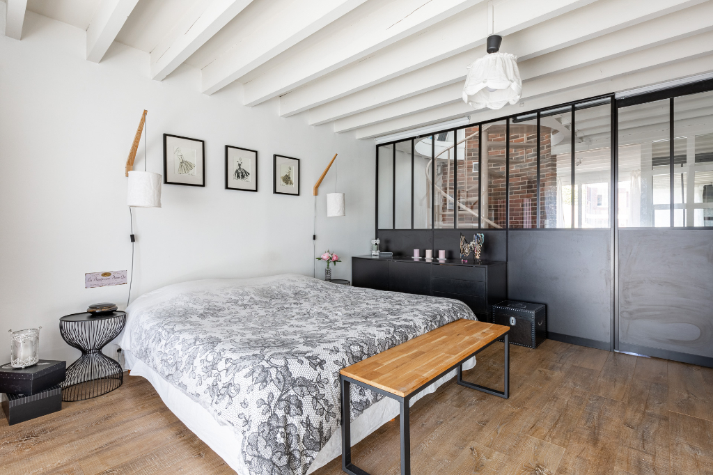 Apartment with its sliding glass roof and its sky view