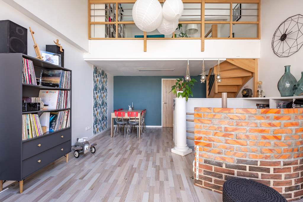 Appartement avec son toit en verre coulissant et sa vue sur le ciel