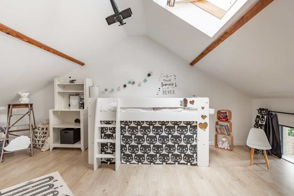 Ecole réhabilitée en maison style loft avec jardin