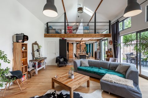 Ecole réhabilitée en maison style loft avec jardin