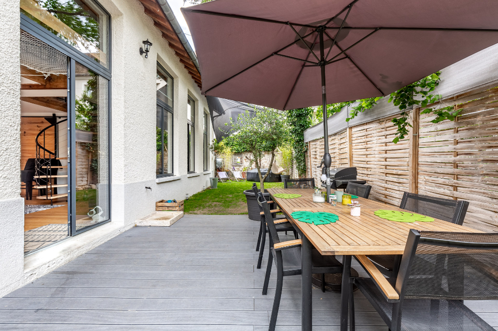 Ecole réhabilitée en maison style loft avec jardin