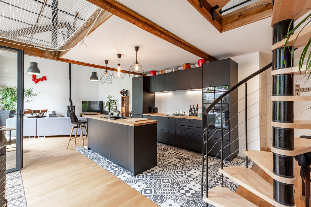 Ecole réhabilitée en maison style loft avec jardin