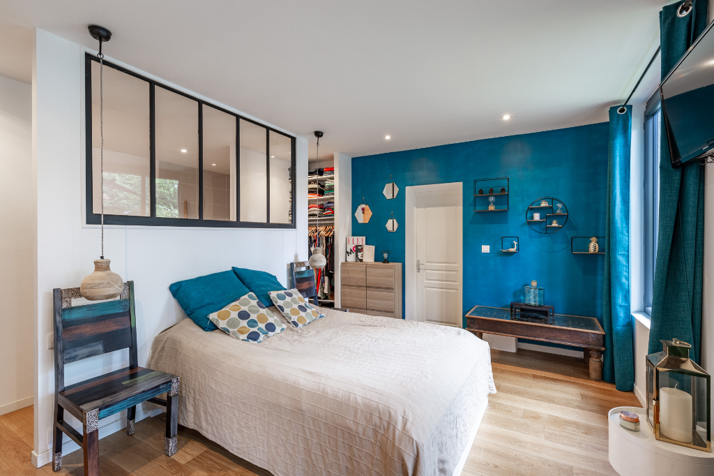 School rehabilitated in loft style house with garden