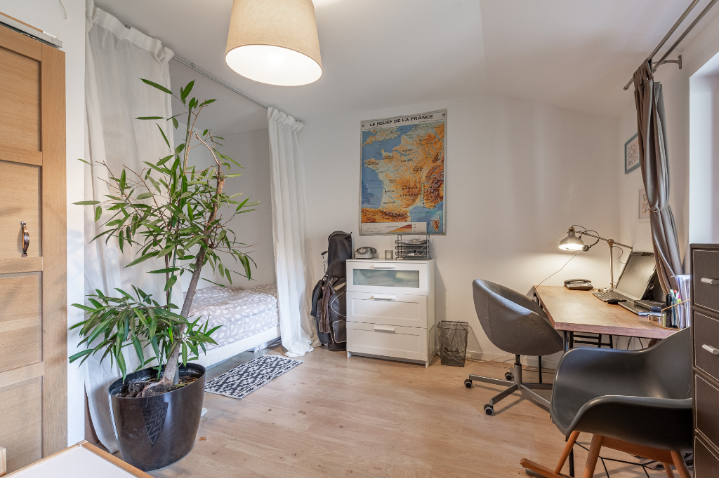 Ecole réhabilitée en maison style loft avec jardin