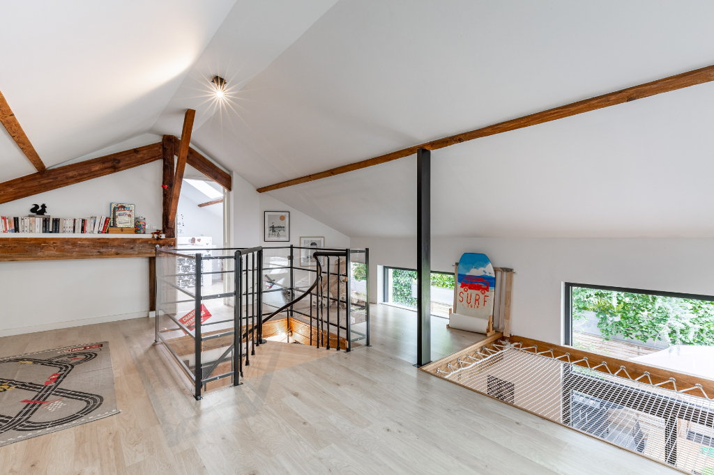 Ecole réhabilitée en maison style loft avec jardin