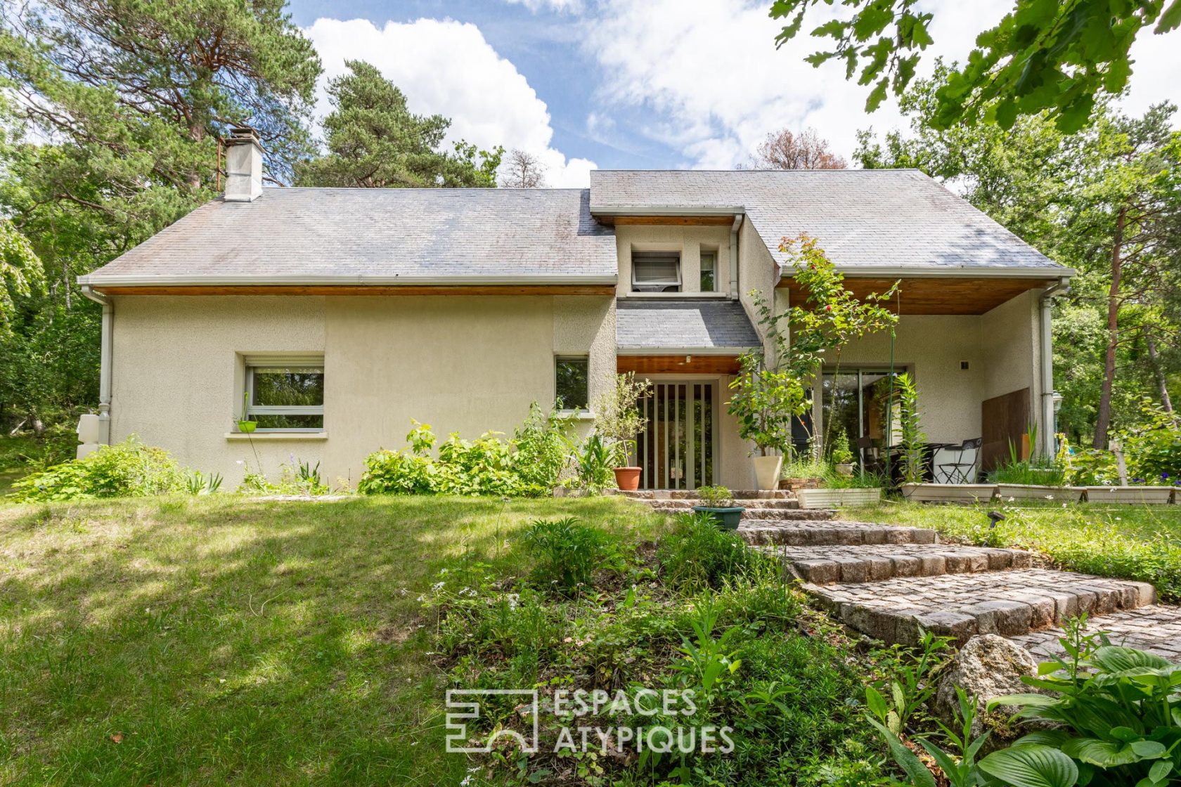 Maison d’architecte des années 70 avec son parc boisé