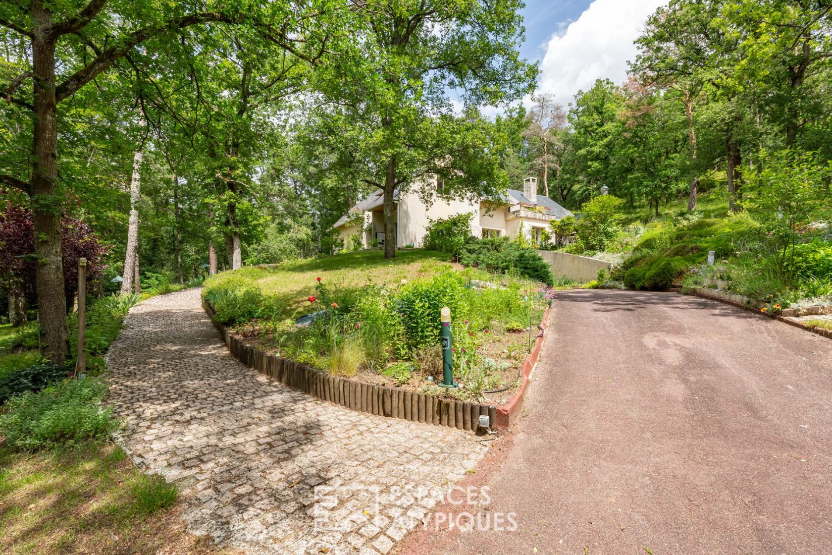 Architect’s house from the 70s with its wooded park