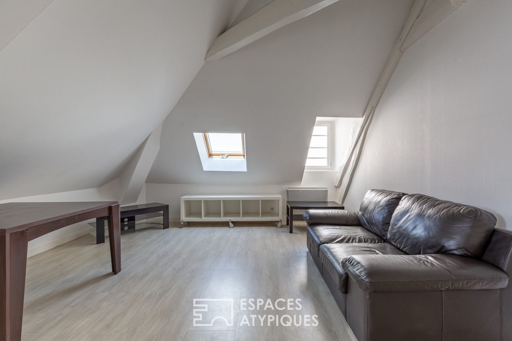 Appartement deux pièces de charme sous les toits
