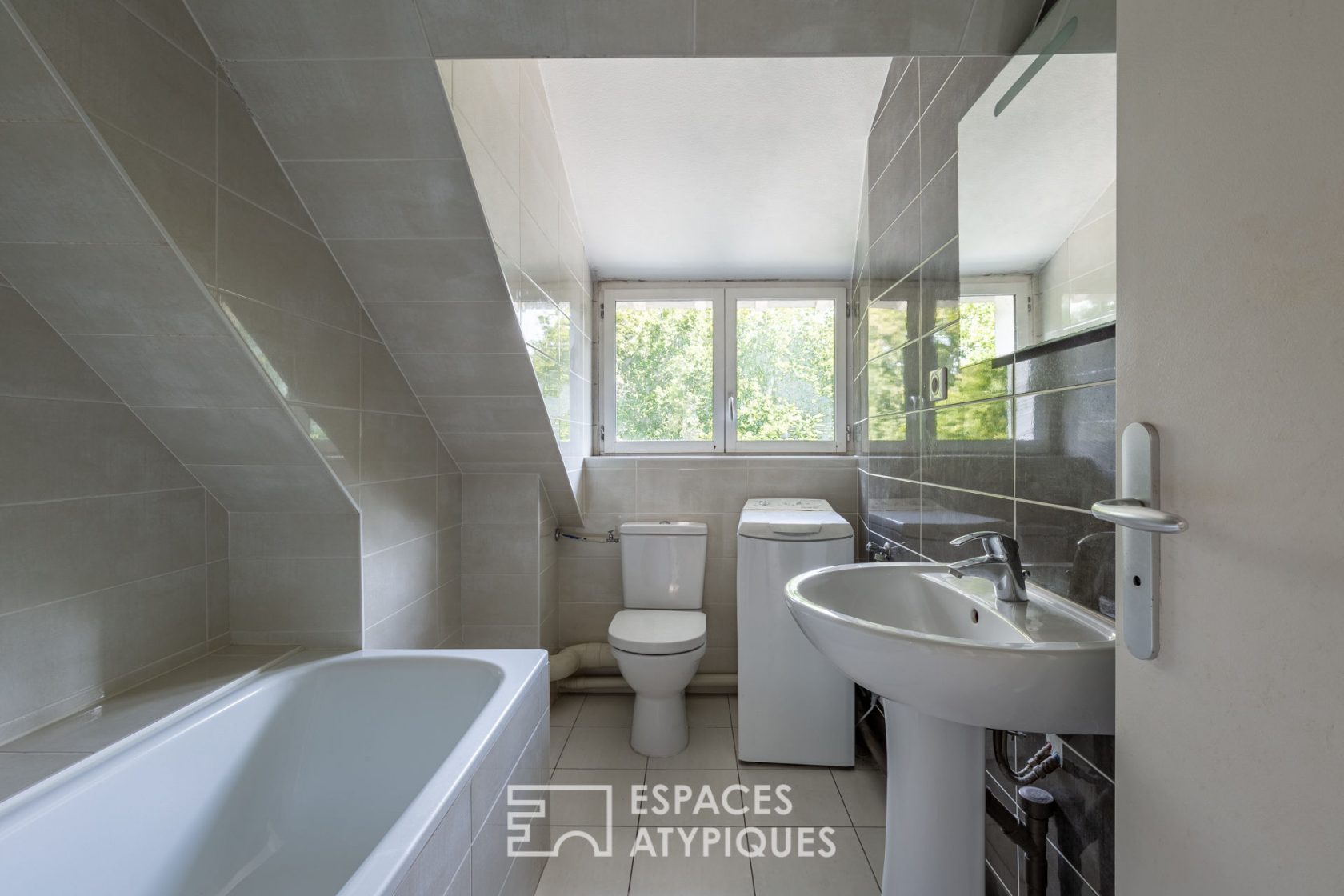 Appartement deux pièces de charme sous les toits