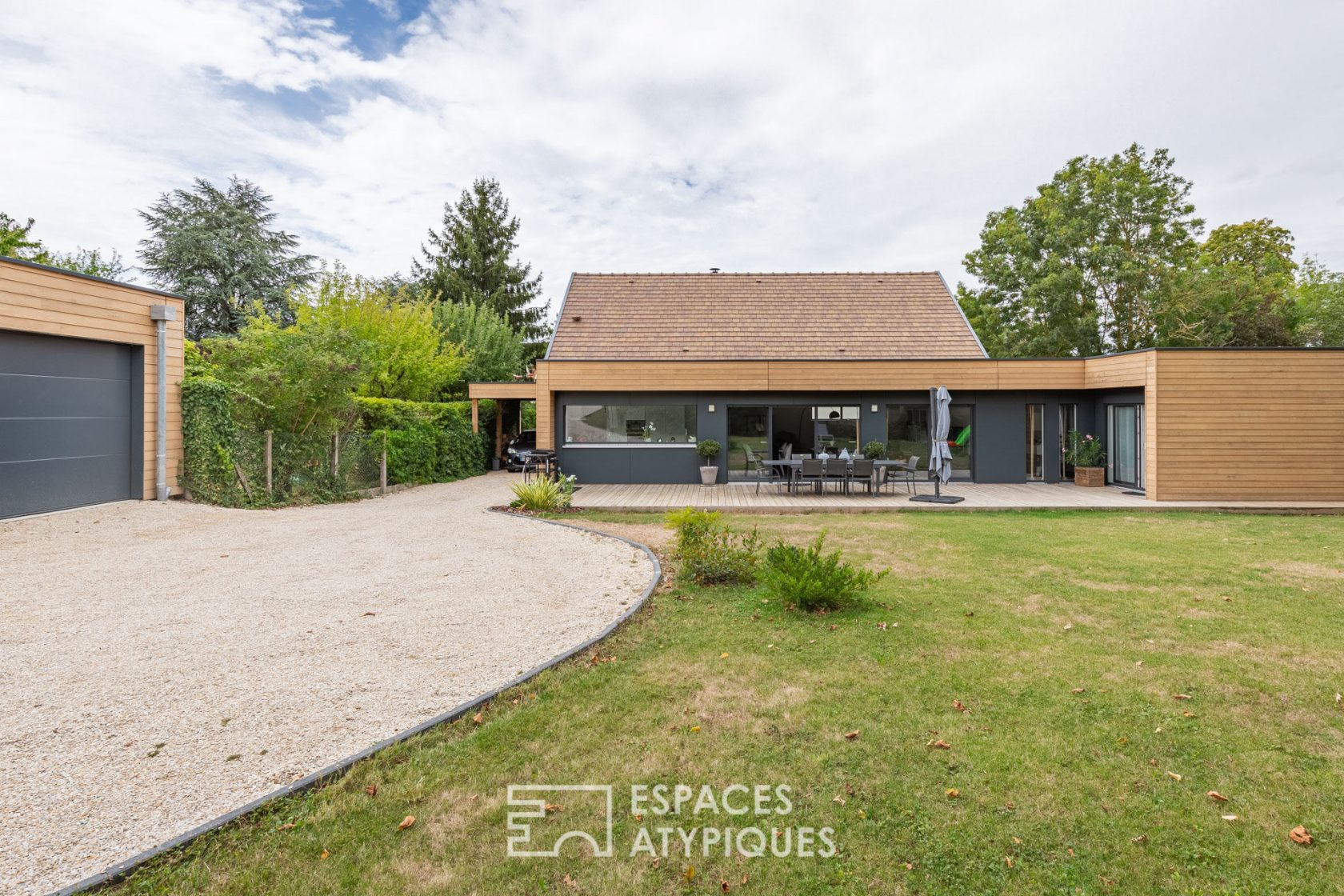 Maison bioclimatique à ossature bois avec jardin