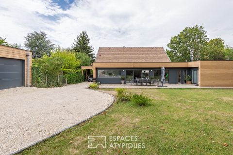 Bioclimatic timber frame house with garden