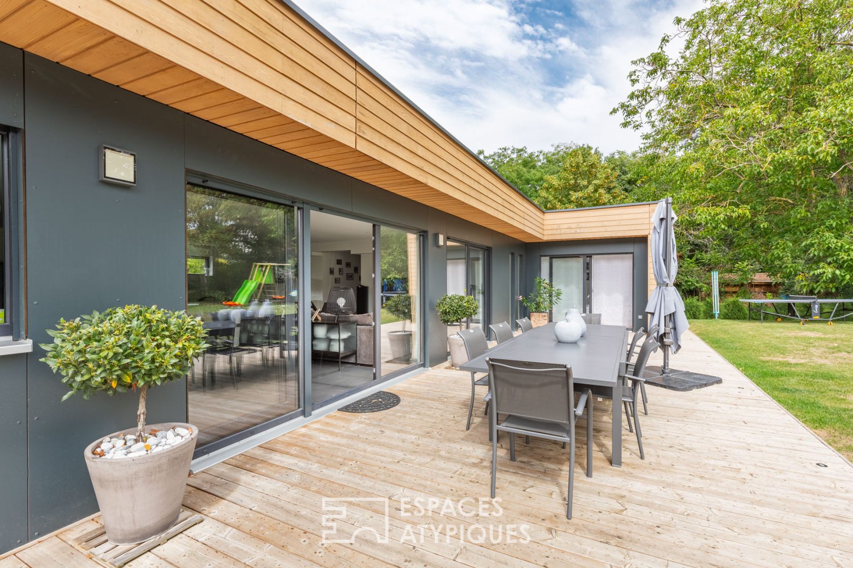 Maison bioclimatique à ossature bois avec jardin