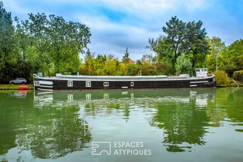 Péniche familiale dans un cadre verdoyant