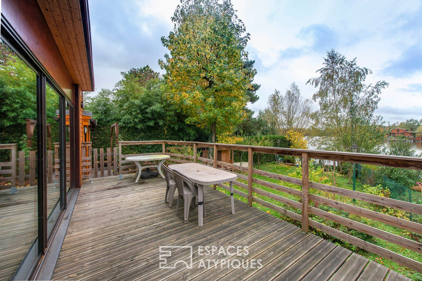 Maison en bois avec vue sur un lac