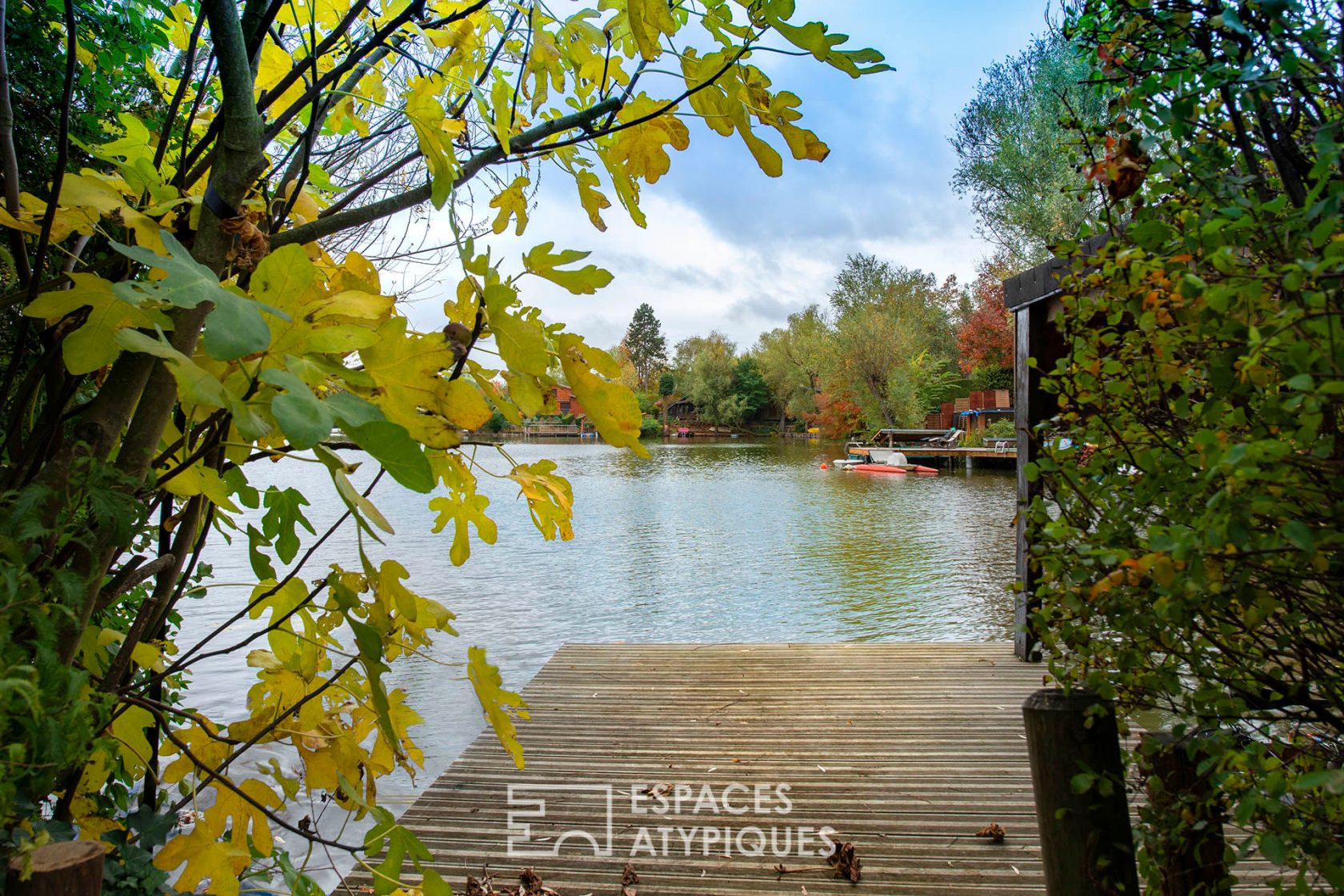 Maison en bois avec vue sur un lac