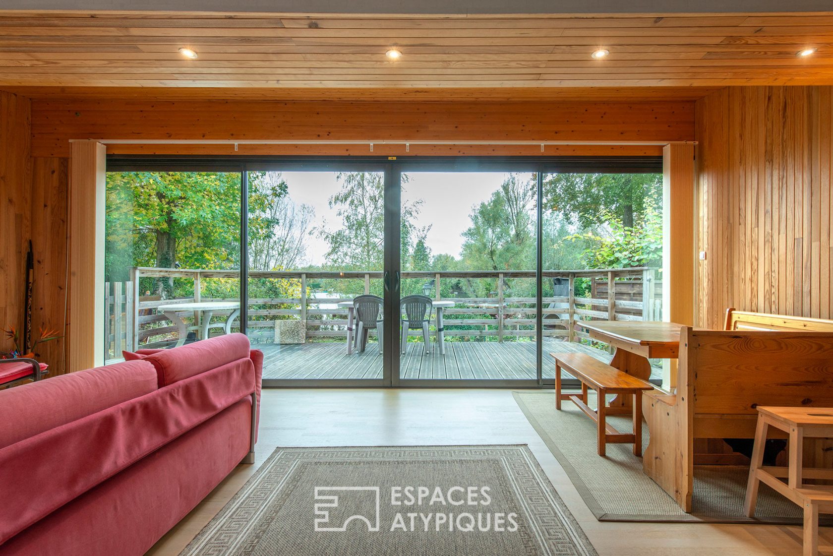 Maison en bois avec vue sur un lac