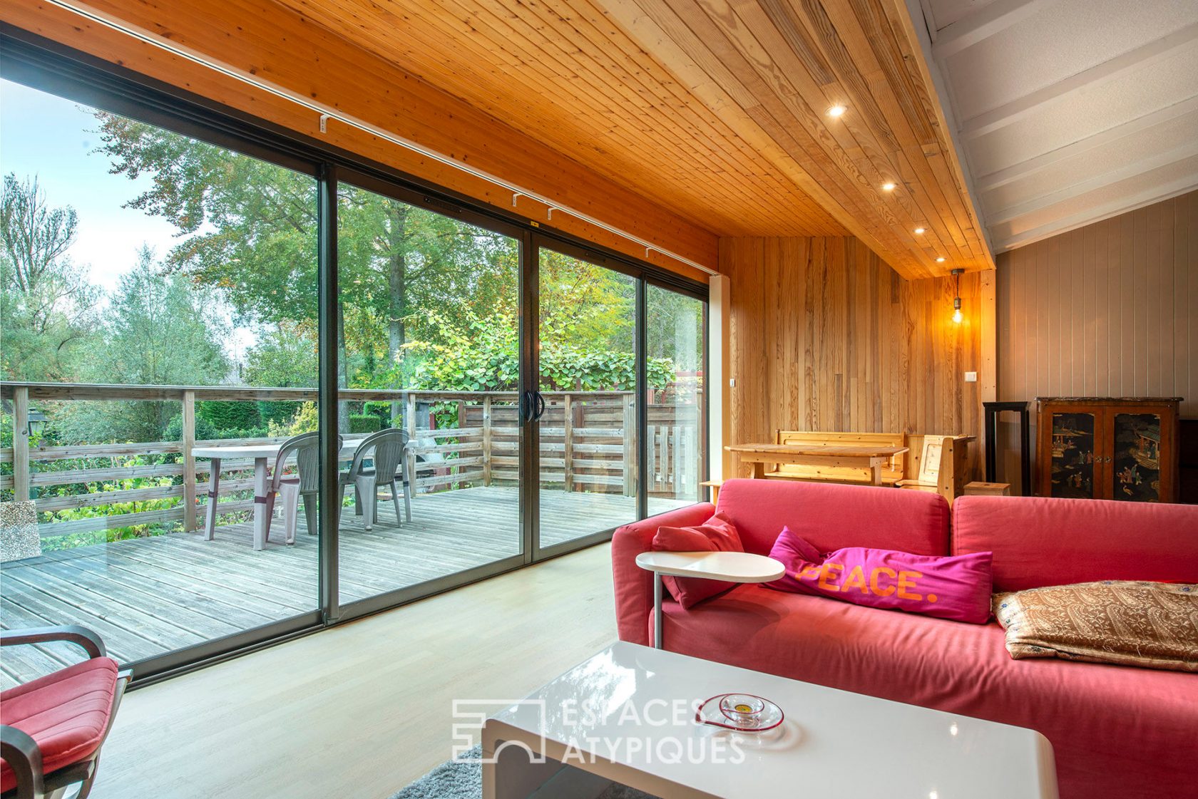 Maison en bois avec vue sur un lac
