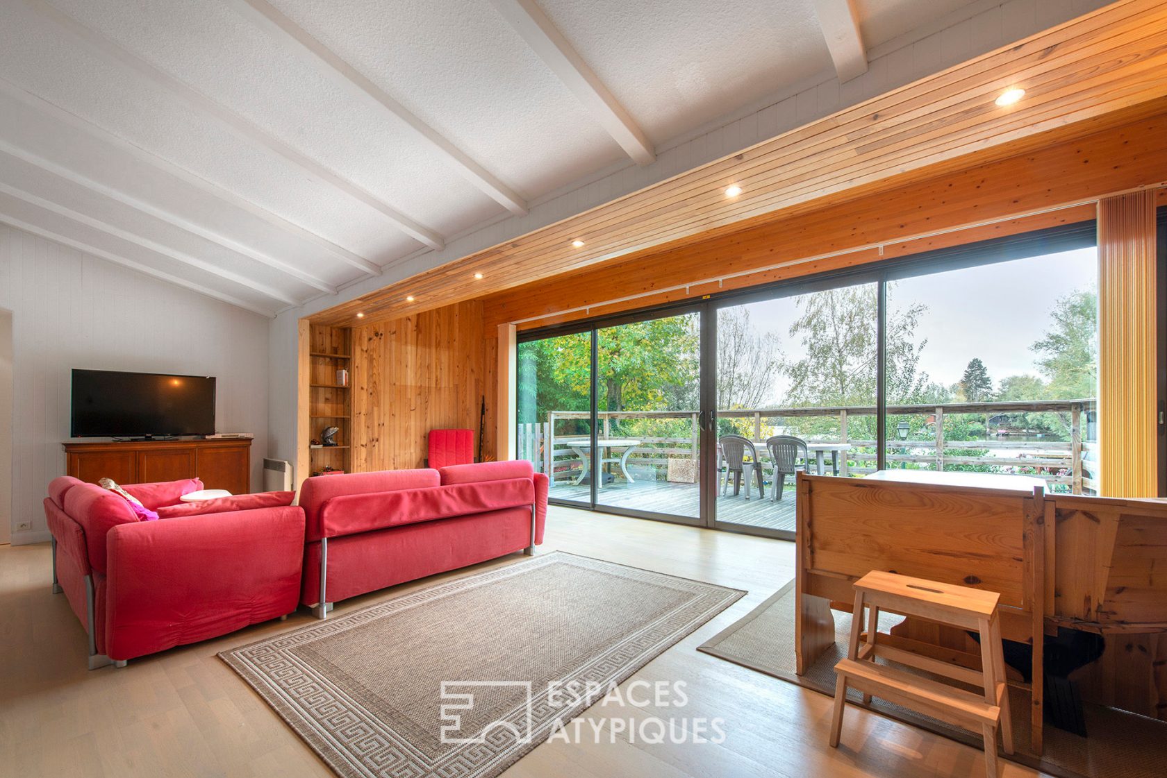 Maison en bois avec vue sur un lac