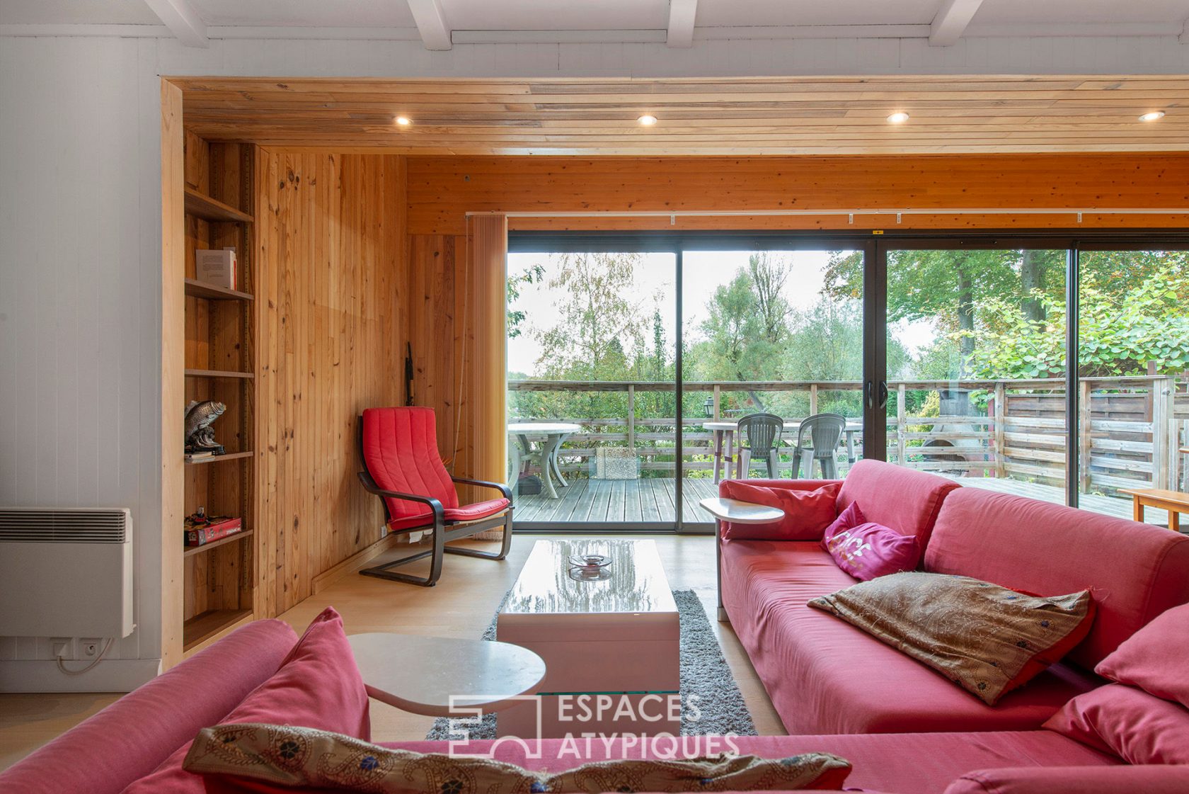 Maison en bois avec vue sur un lac
