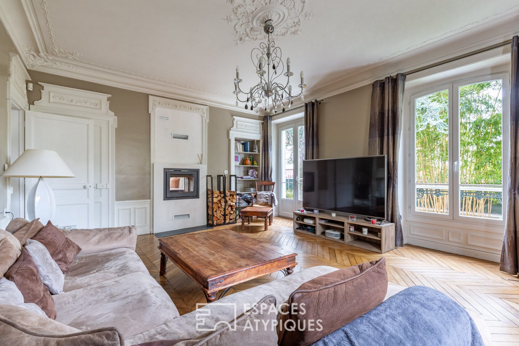 Maison bourgeoise avec piscine et jardin