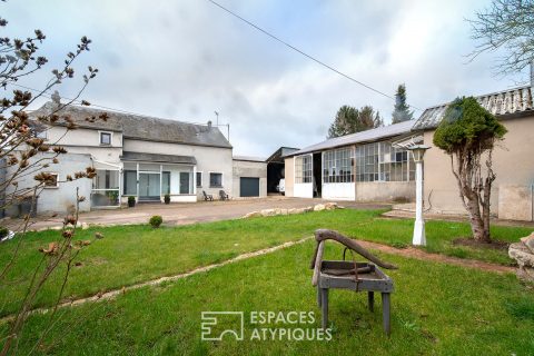 House with its old forge and garden