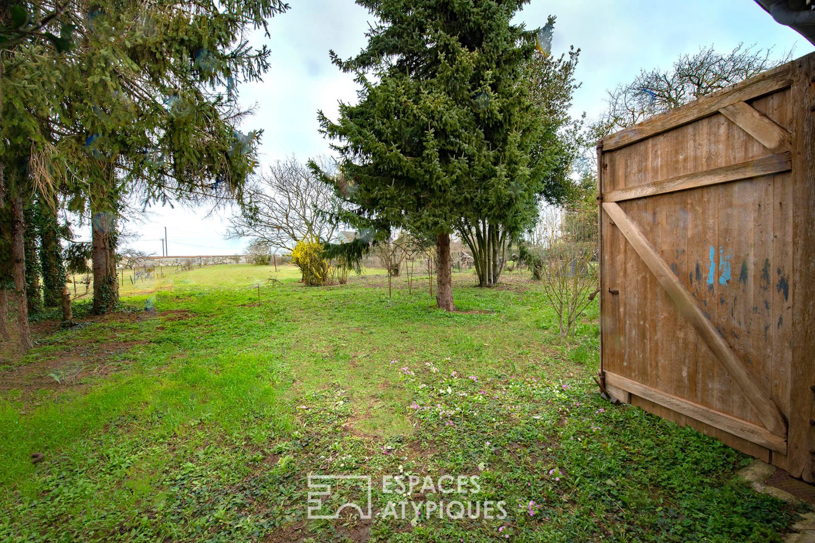 House with its old forge and garden