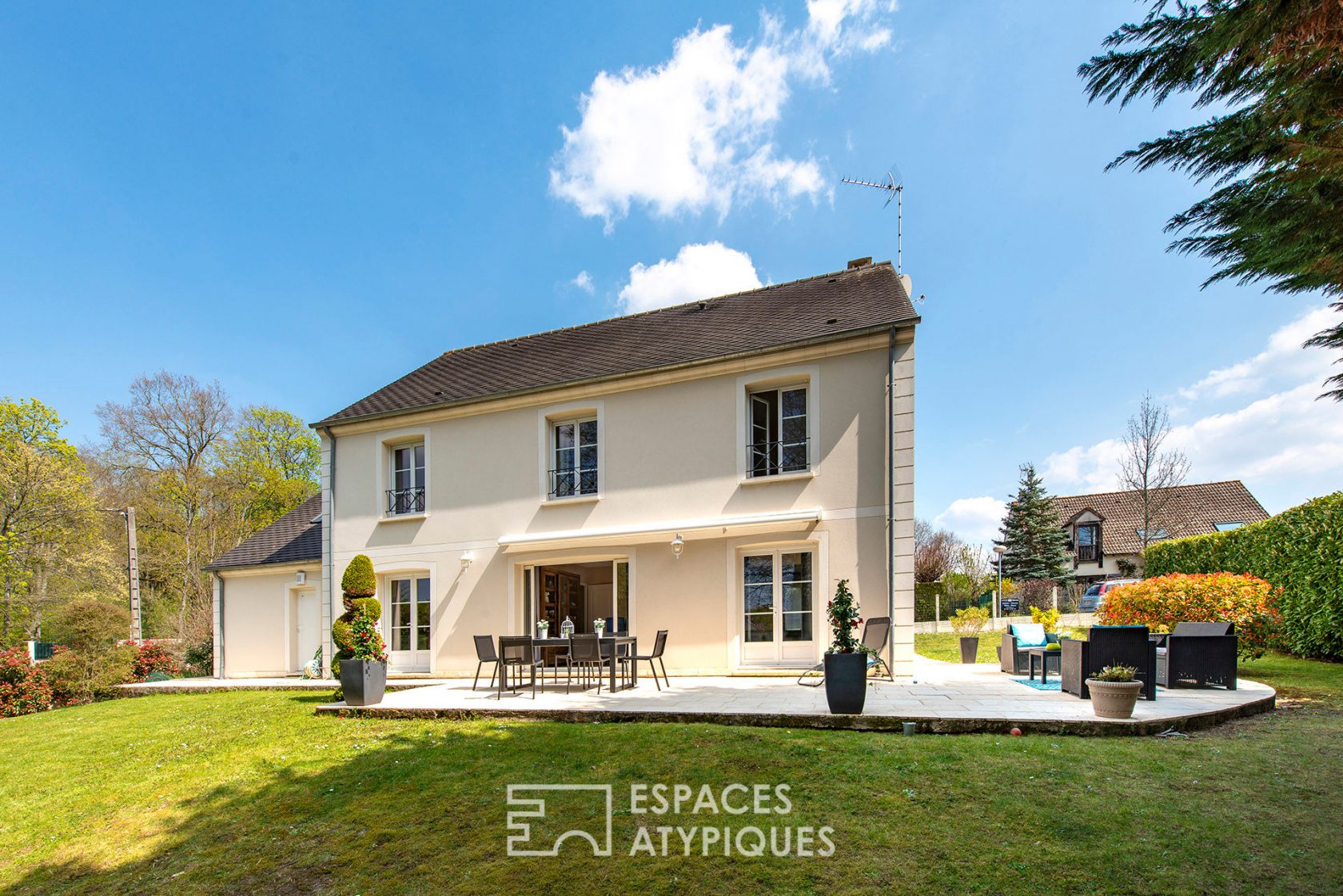 Contemporary house at the gates of the forest