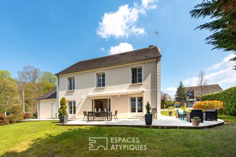 Contemporary house at the gates of the forest